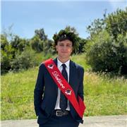 Neolaureato in ingegneria, insegnante di ripetizioni private di matematica e fisica ormai da qualche anno.